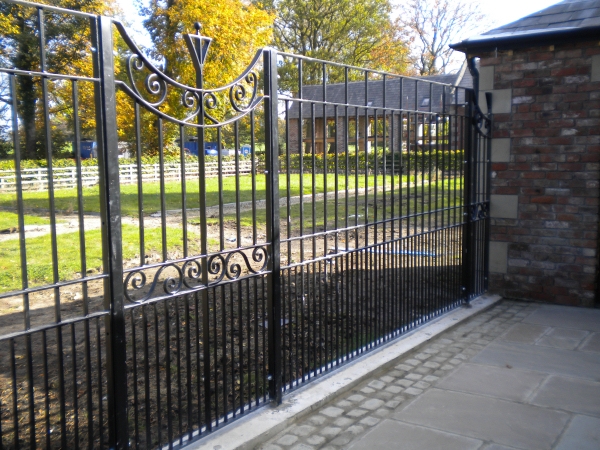 Langley Projects Ltd  Railings - Dog Run Railings   photogtaphy Dog_Run3-640x480