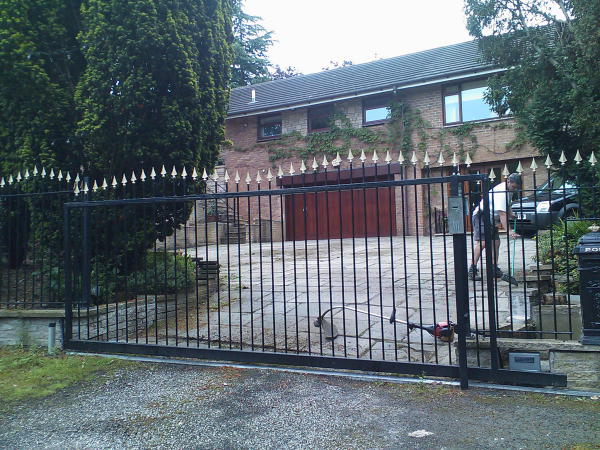 Langley Projects Ltd  Gates - Electric Sliding Gates   photogtaphy GatesTheo2-640x480