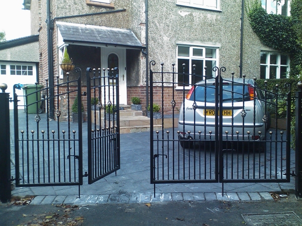 Langley Projects Ltd Gates - Bi Fold Disley Gates photogtaphy Gates_BI_Fold_Disley1-640x480 Langley Projects Ltd Gates - Bi Fold Disley Gates photogtaphy Gates_BI_Fold_Disley1-640x480