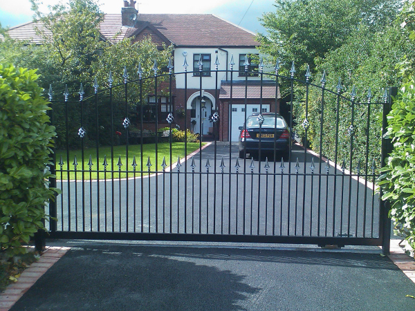 Langley Projects Ltd  Gates Gates   photogtaphy Gates_Cheadle_Slider1