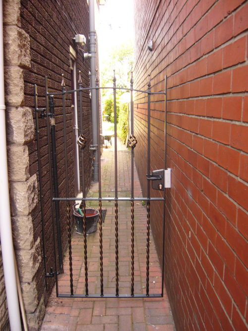 Langley Projects Ltd  Gates Gates   photogtaphy Gates_Lutton_side1