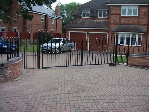 Langley Projects Ltd  Gates - Styal Road Gates   photogtaphy Gates_Styall2-640x480