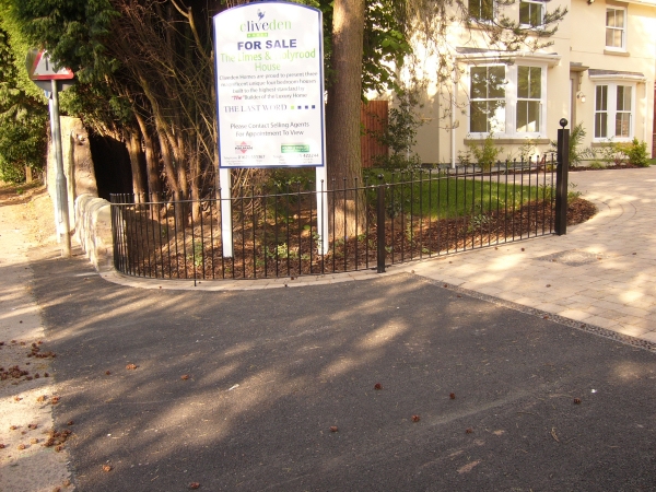 Langley Projects Ltd  Railings - Curved Entrance Railings   photogtaphy Railings_Curved1-640x480