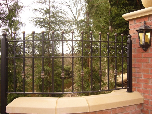 Langley Projects Ltd  Railings - Parklands House Railings   photogtaphy Railings_Parklands4-640x480