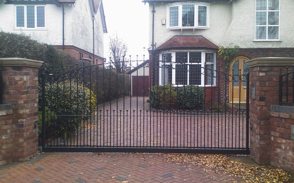 Langley Projects Ltd  Gates - Sliding Gates   photogtaphy Sliding_Gate1-640x480