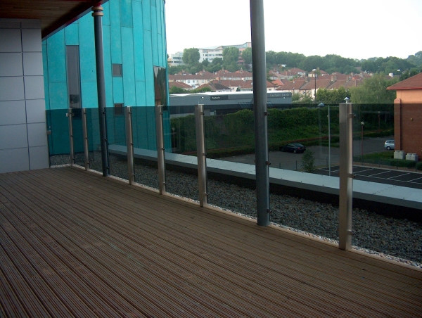 Langley Projects Ltd Eastgate Glass Screen Stainless Steel photogtaphy Stainless_Eastgate4-640x480 Langley Projects Ltd Eastgate Glass Screen Stainless Steel photogtaphy Stainless_Eastgate4-640x480