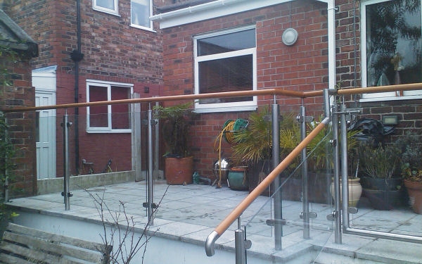 Langley Projects Ltd  Railings - Garden Railings   photogtaphy Stainless_Garden_Rails1-640x480