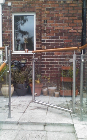 Langley Projects Ltd  Railings - Garden Railings   photogtaphy Stainless_Garden_Rails3-640x480