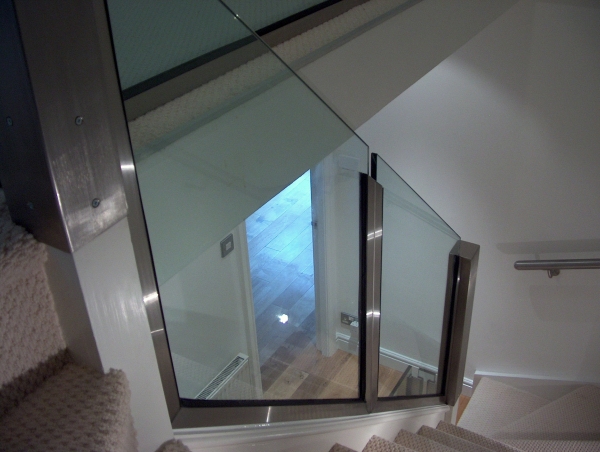 Langley Projects Ltd  Private Stair Balustrades Stainless Steel   photogtaphy Stainless_PBalustrades5-640x480